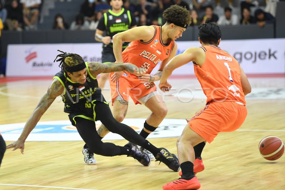 Buford catatkan triple-double saat Pelita Jaya tundukkan Hornbills