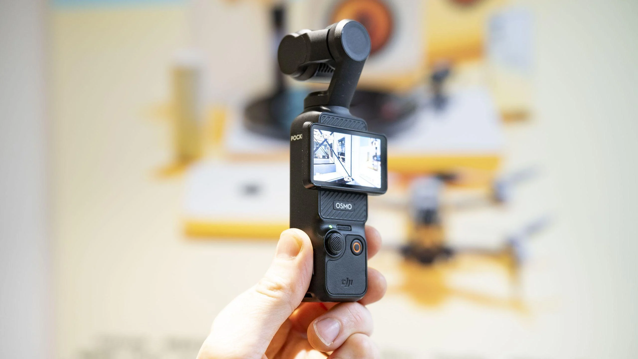 Bukan Sekadar Tongsis Mahal: DJI Osmo Pocket 4 Mulai Rp8 Jutaan, Ini Bedanya dengan Versi Lama