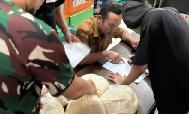 Bulog Tarik Stok Beras Siaga di Bandara Usai Kondisi Sumatera Membaik