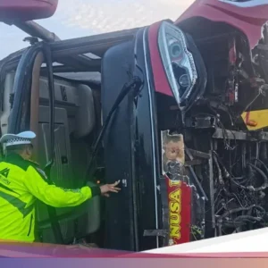 Bus Restu Terguling di Tol Jombang, Belasan Penumpang Dilarikan ke RS – Tragedi Menggemparkan di Jalan Tol