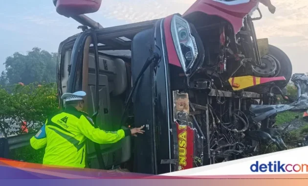 Bus Restu Terguling di Tol Jombang, Belasan Penumpang Dilarikan ke RS – Tragedi Menggemparkan di Jalan Tol