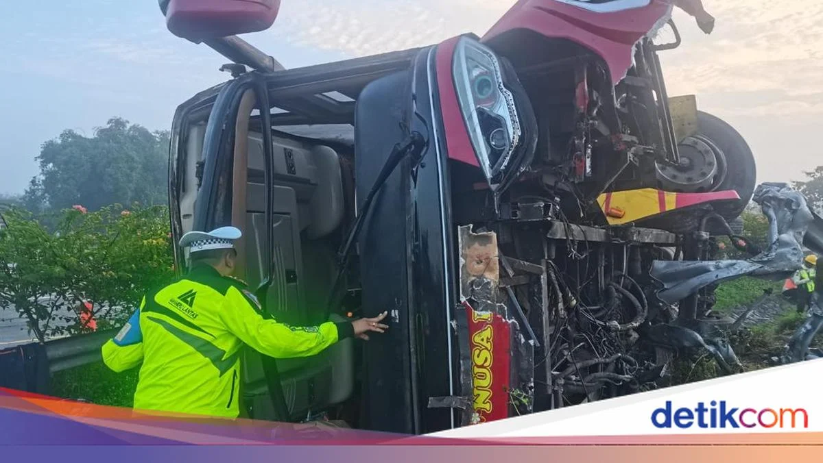 Bus Restu Terguling di Tol Jombang, Belasan Penumpang Dilarikan ke RS – Tragedi Menggemparkan di Jalan Tol