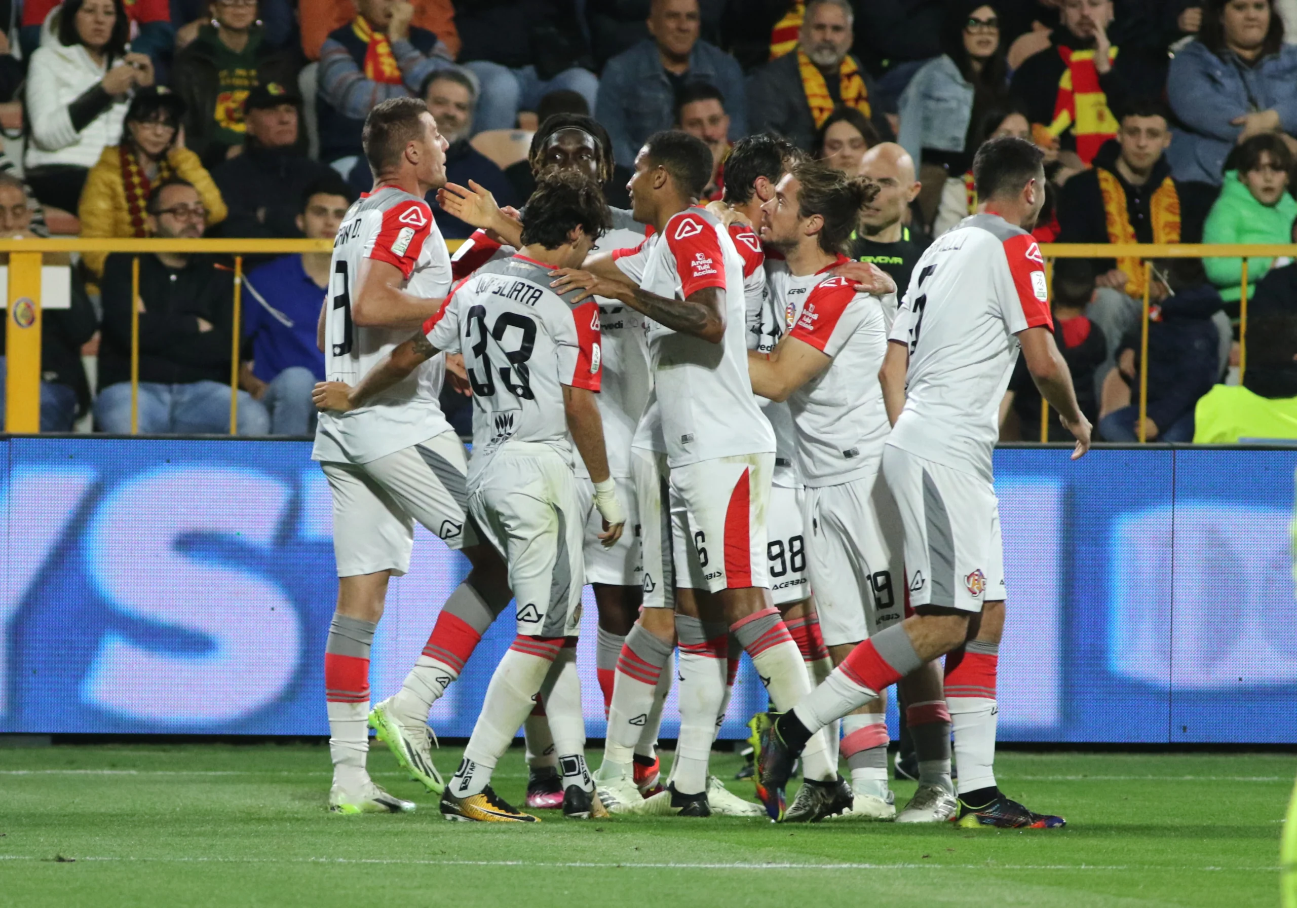 Catanzaro Menatap Playoff: Persaingan Seru Serie B di Tengah Lonjakan Biaya AI yang Mengubah Strategi Klub