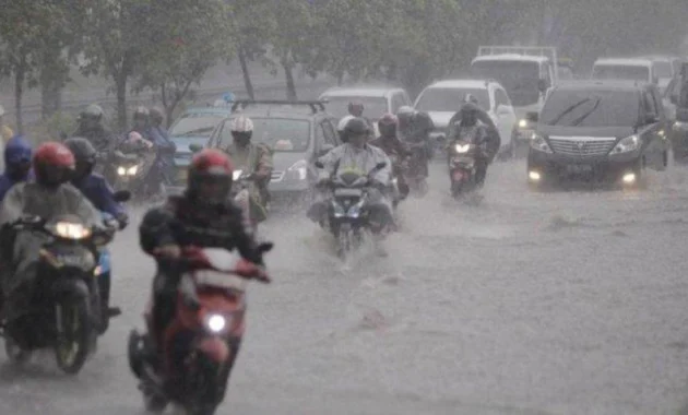 Cuaca Ekstrem Hujan Lebat di Jakarta Timur: Pohon Tumbang Timpakan Mobil, Atap Supermarket Ambruk, Puluhan Rumah Rusak Cuaca Ekstrem Hujan Lebat di Jakarta Timur: Pohon Tumbang Timpakan Mobil, Atap Supermarket Ambruk, Puluhan Rumah Rusak