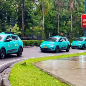 Dari Stasiun ke Tujuan, Taksi Listrik Tawarkan Perjalanan Lebih Ramah Lingkungan Dibanding Konvensional