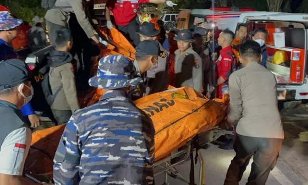 Detik-detik Evakuasi Korban Helikopter PK-CFX di Sekadau, Kalimantan Barat