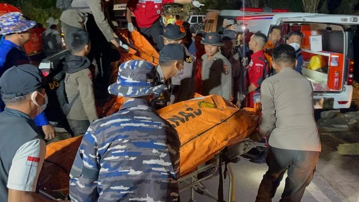 Detik-detik Evakuasi Korban Helikopter PK-CFX di Sekadau, Kalimantan Barat