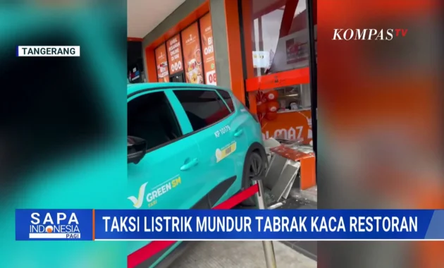 Detik-detik Taksi Listrik Hijau Tertabrak KRL di Bekasi Timur, Kendaraan Tampak Diam