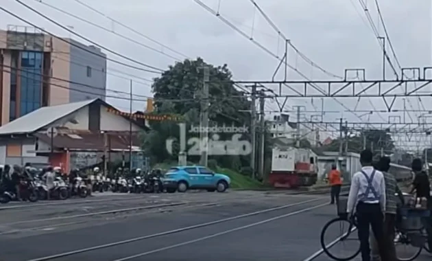 Dicap ‘Anomali’ Jalanan, Taksi Green SM Tertabrak Kereta Ternyata Bukan Kali Pertama, Ini Riwayatnya