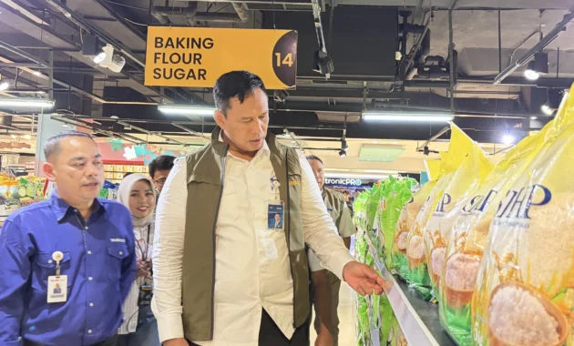 Dirut Bulog Pantau Langsung Harga Bahan Pangan di Pasar Wonokromo