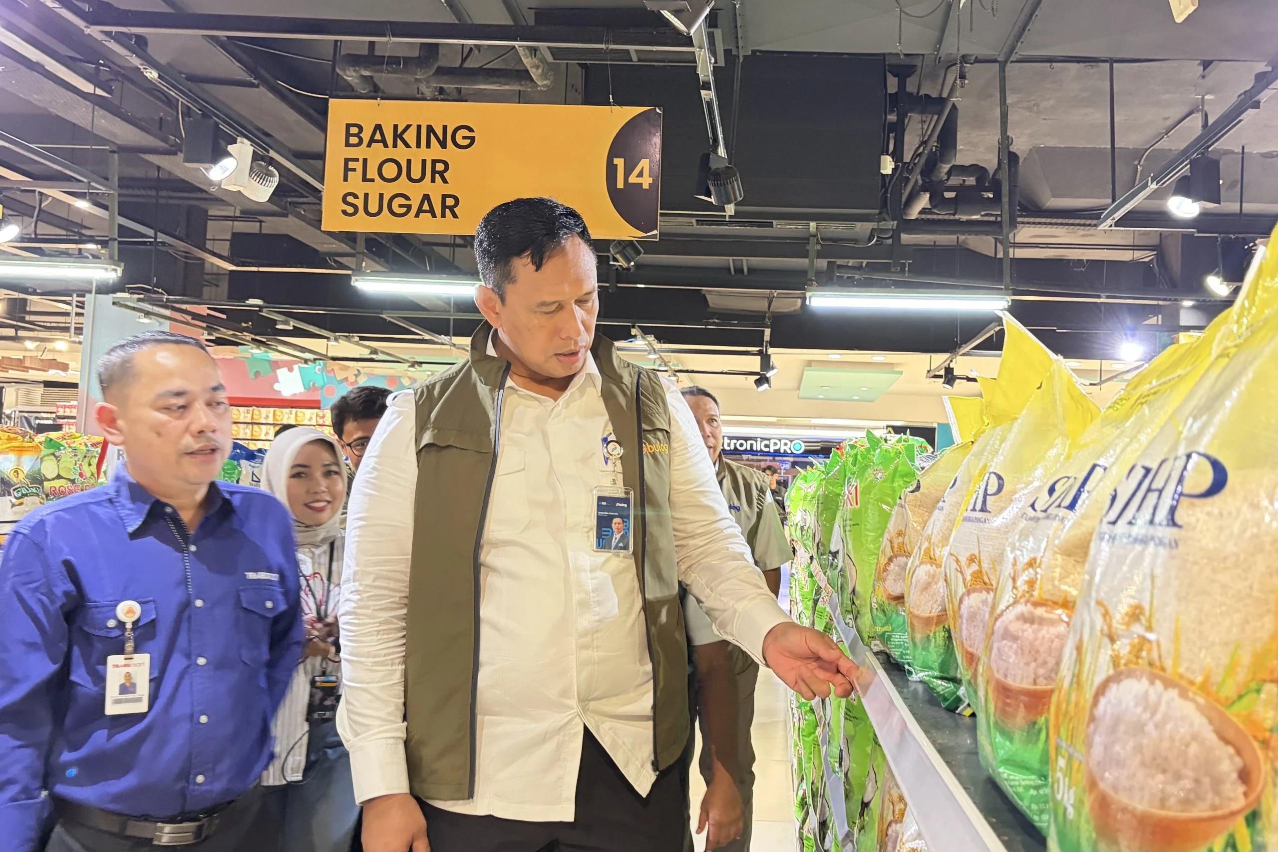 Dirut Bulog Pantau Langsung Harga Bahan Pangan di Pasar Wonokromo