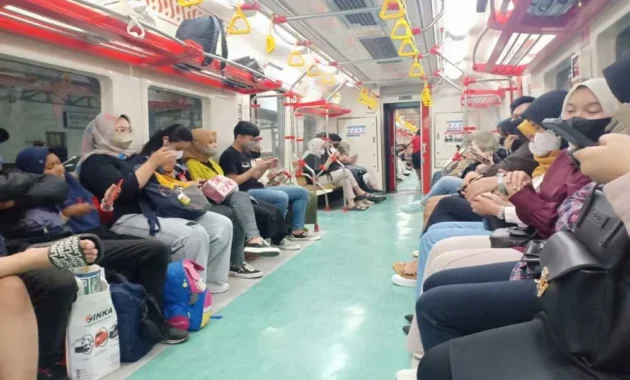 Dirut KAI: Enam hingga Tujuh Penumpang Masih Terjebak di Dalam Gerbong KRL