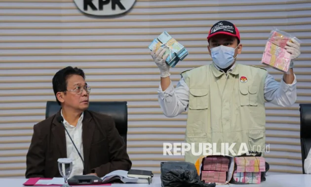 Ditahan KPK, Ajudan Gubernur Riau Berperan Kumpulkan Uang Hasil Pemerasan