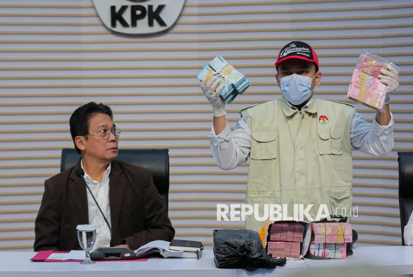 Ditahan KPK, Ajudan Gubernur Riau Berperan Kumpulkan Uang Hasil Pemerasan