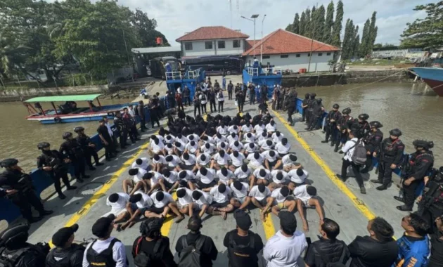 Ditjen Pemasyarakatan Pindahkan 263 Narapidana High Risk ke Pulau Nusakambangan dengan Penutup Mata