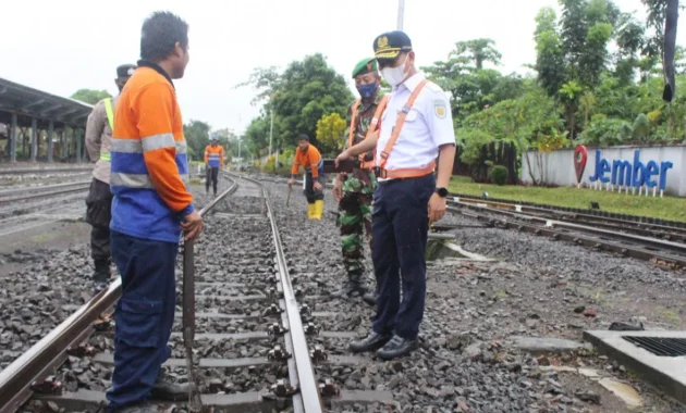 DKI kemarin: Evaluasi lintasan kereta, perluasan sekolah gratis, dan agenda lainnya