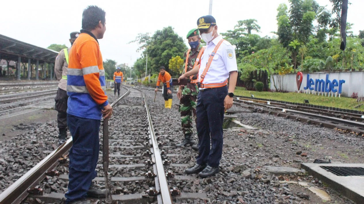 DKI kemarin: Evaluasi lintasan kereta, perluasan sekolah gratis, dan agenda lainnya