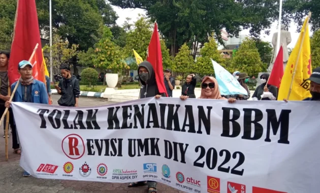DPR Desak Pemerintah Pertahankan Harga BBM untuk Menjaga Daya Beli Rakyat DPR Desak Pemerintah Pertahankan Harga BBM untuk Menjaga Daya Beli Rakyat