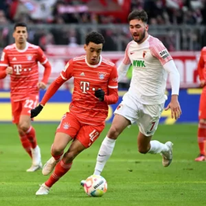 Drama di Augsburg: Bayern Menang Tipis, Kolaborasi Fashion Mengejutkan, dan Transfer Besar yang Mengguncang Bundesliga