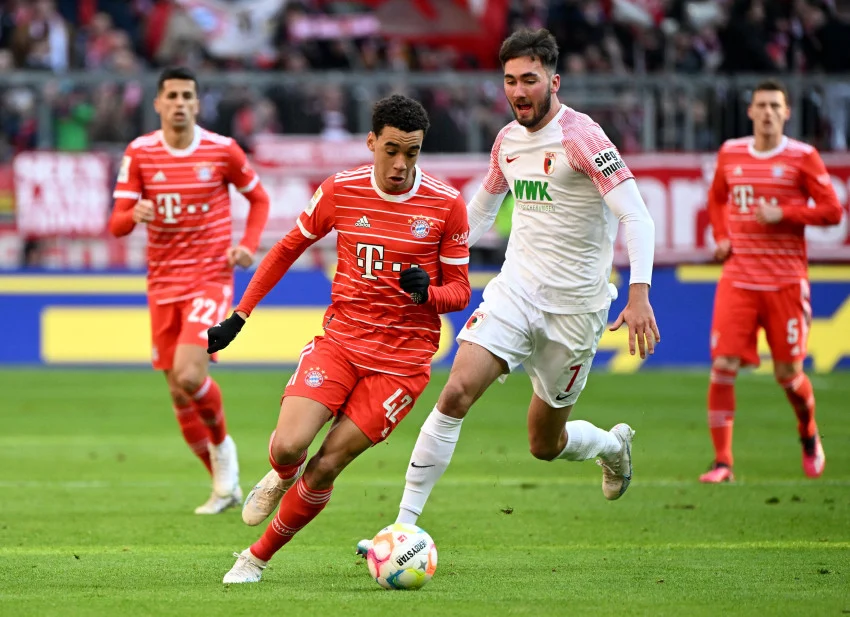 Drama di Augsburg: Bayern Menang Tipis, Kolaborasi Fashion Mengejutkan, dan Transfer Besar yang Mengguncang Bundesliga