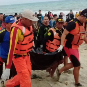 Dua Wisatawan Mancanegara Terjebak di Tebing Pantai Cemongkak, Tim SAR Lakukan Evakuasi Udara