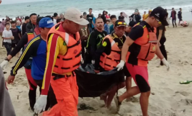 Dua Wisatawan Mancanegara Terjebak di Tebing Pantai Cemongkak, Tim SAR Lakukan Evakuasi Udara