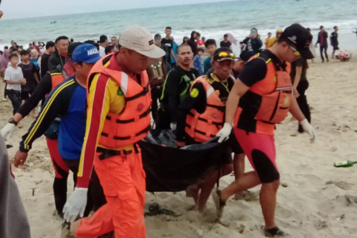 Dua Wisatawan Mancanegara Terjebak di Tebing Pantai Cemongkak, Tim SAR Lakukan Evakuasi Udara