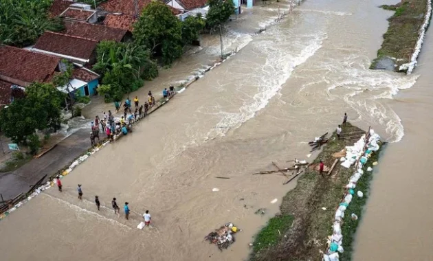 Empat Kecamatan di Demak Dilanda Banjir, Pengungsi Terus Bertambah
