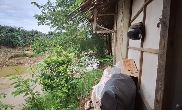 Empat Rumah Warga di Bantaran Kali Cikarang, Bekasi Tergelincir Akibat Longsor