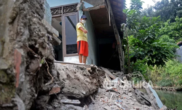 Empat Rumah Warga di Bantaran Kali Cikarang Rusak Akibat Longsor Empat Rumah Warga di Bantaran Kali Cikarang Rusak Akibat Longsor