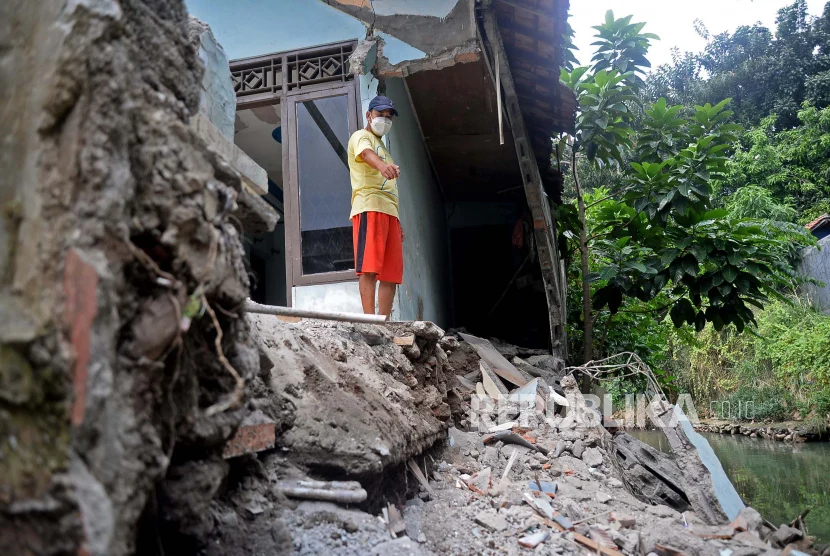 Empat Rumah Warga di Bantaran Kali Cikarang Rusak Akibat Longsor