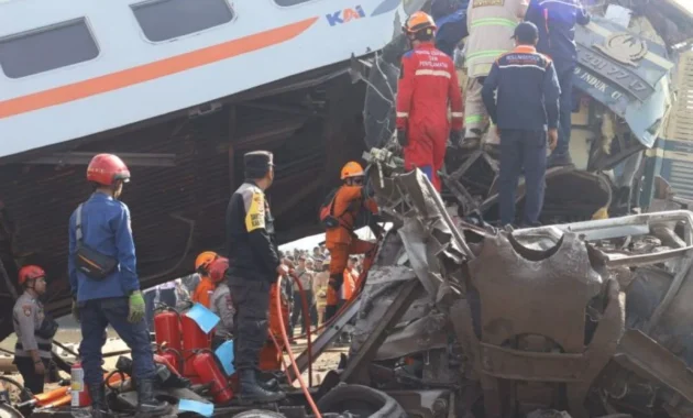 Evakuasi Korban Tabrakan Kereta Api, Basarnas Tambahkan 14 Personel