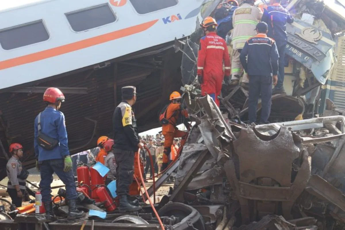 Evakuasi Korban Tabrakan Kereta Api, Basarnas Tambahkan 14 Personel