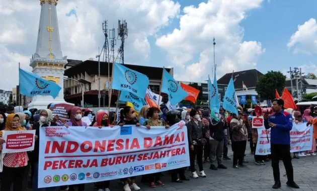 Gaji Tertunda 3 Bulan, Ratusan Buruh Pabrik Desak Gubernur DIY Bertindak!