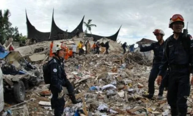 Gempa M5,7 Guncang Padang: Dampak Luas, Evakuasi Massal, dan Upaya Penanganan