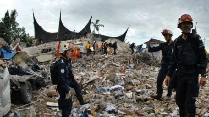 Gempa M5,7 Guncang Padang: Dampak Luas, Evakuasi Massal, dan Upaya Penanganan