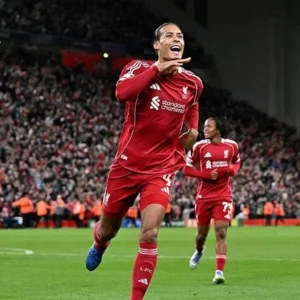 Gol Virgil van Dijk bawa Liverpool menang dramatis 2-1 atas Everton