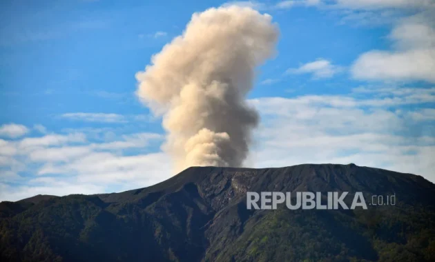 Gunung Marapi Lontarkan Abu Vulkanik Setinggi 1,6 Kilometer pada Kamis Pagi
