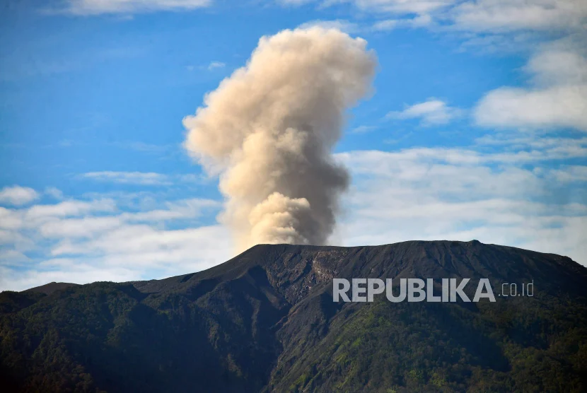 Gunung Marapi Lontarkan Abu Vulkanik Setinggi 1,6 Kilometer pada Kamis Pagi