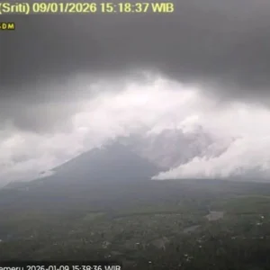 Gunung Semeru erupsi disertai awan panas guguran sejauh 4 km