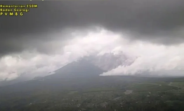 Gunung Semeru erupsi disertai awan panas guguran sejauh 4 km