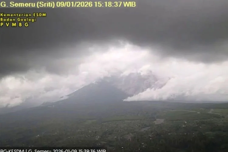 Gunung Semeru erupsi disertai awan panas guguran sejauh 4 km