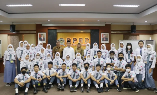 Guru SMAN 1 Purwakarta Maafkan 9 Siswa yang Acungkan Jari Tengah, KDM Minta Sanksi Selain Skorsing