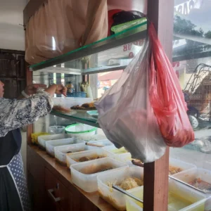 Harga Plastik Meroket: Industri Tertekan, Pedagang Kaki Lima Geliat Menjerit