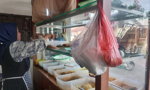 Harga Plastik Meroket: Industri Tertekan, Pedagang Kaki Lima Geliat Menjerit