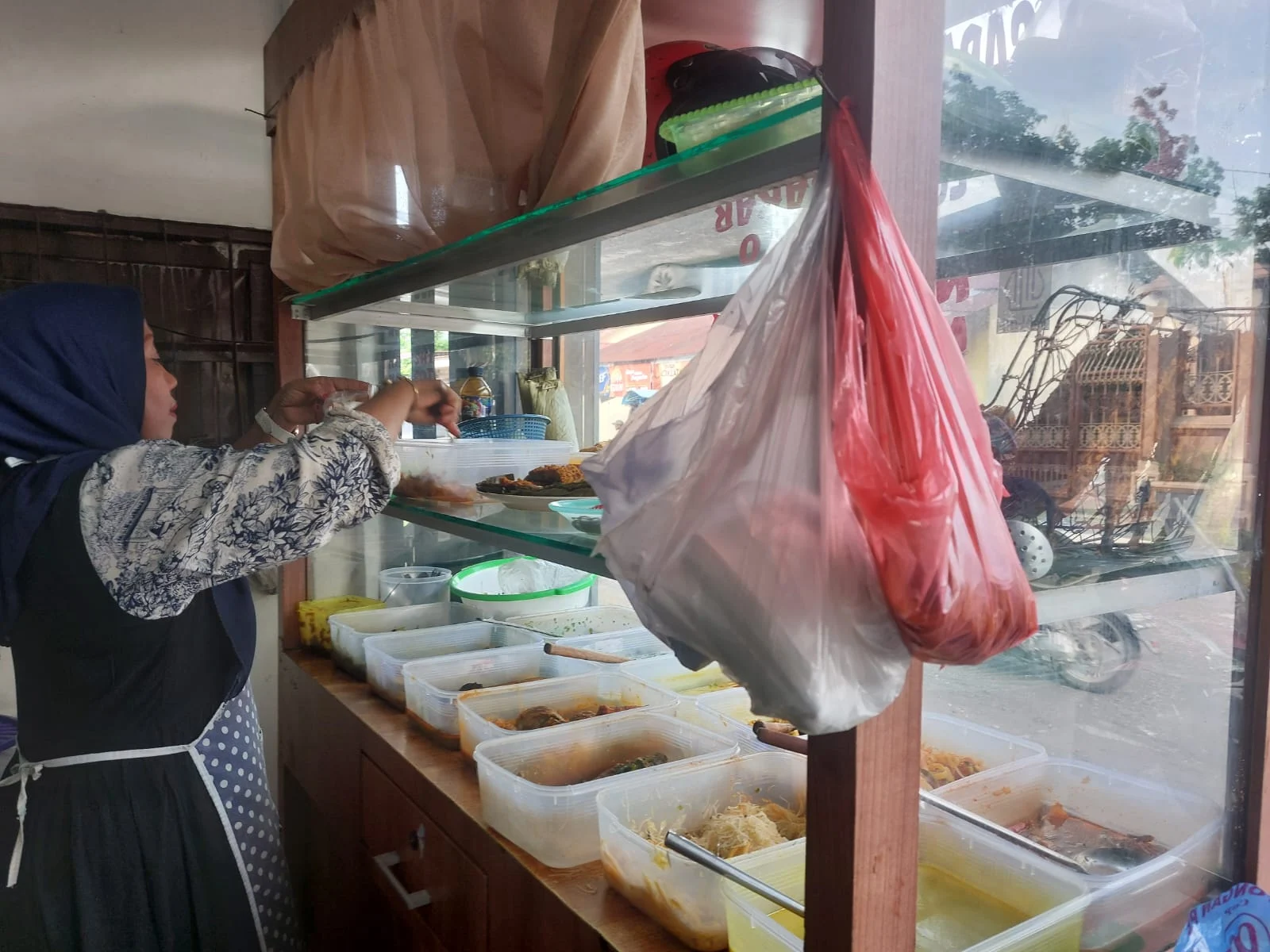 Harga Plastik Meroket: Industri Tertekan, Pedagang Kaki Lima Geliat Menjerit