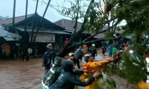 Hujan Deras Disertai Angin Es Hantam Lima Desa di Klaten, Puluhan Bangunan Rusak – Fenomena Cuaca Ekstrem Merambah Jawa Tengah