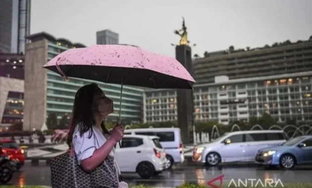 Hujan Ringan Mengguyur Jakarta Sepanjang Hari: Siapkan Payung Anda!