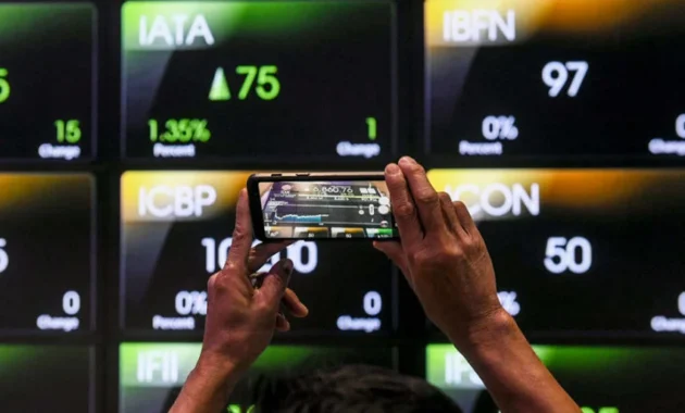 IHSG Ditutup Ambles ke 6.989, Transaksi Saham Capai Rp15,2 Triliun