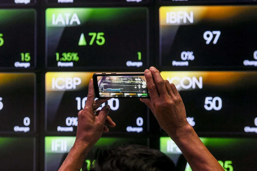IHSG Ditutup Ambles ke 6.989, Transaksi Saham Capai Rp15,2 Triliun